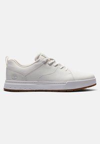 Sneakers in pelle bianca con una texture liscia, dotati di una suola in gomma bianca, design con lacci e dettagli in gomma marrone sulla parte inferiore.