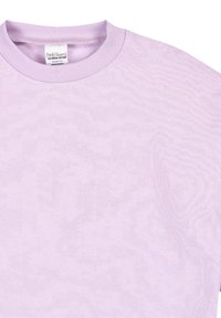 Maglione in lavanda con collo rotondo, colletto a coste, texture morbida e un delicato motivo ondulato sulla stoffa.