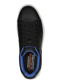 Tomaia sintetica nera con texture liscia, dettagli blu sul colletto, suola bianca e lacci neri; presenta un'imbottitura in "Memory Foam" ventilato.