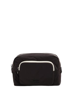 Neceser rectangular negro con cremallera blanca en el bolsillo delantero y el compartimento principal, hecho de tela de nylon.