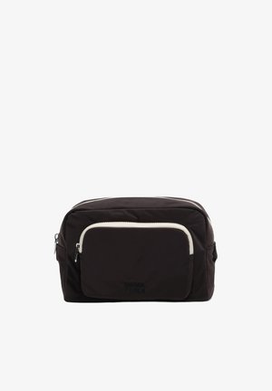 Neceser rectangular negro con cremallera blanca en el bolsillo delantero y el compartimento principal, hecho de tela de nylon.