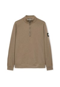 Bruine sweatshirt met lange mouwen, hoge kraag en halve ritssluiting, voorzien van ribgebreide manchetten en een badge op de linker mouw. Gladde textuur.