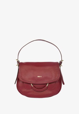 Sac à main en cuir rouge avec un design structuré, rabat repliable et accents en matériel doré. Les détails incluent un fermoir avant courbé.