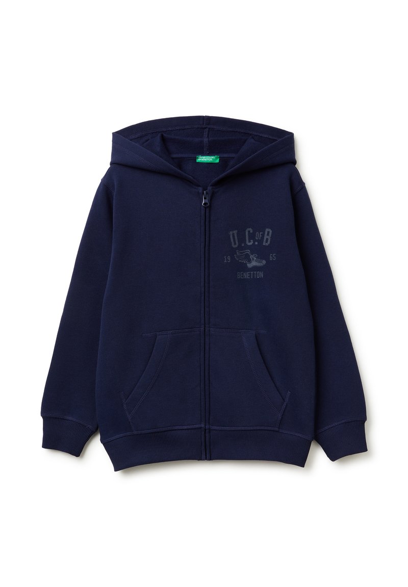 Felpa con zip di colore blu navy realizzata in misto cotone, con tasca anteriore, polsini a costine e una stampa logo discreta sul petto.