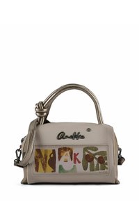 Beige Ledertasche mit metallischen Akzenten, geschwungenen oberen Griffen und einem farbenfrohen grafischen Design mit Buchstaben und Mustern auf der Vorderseite.