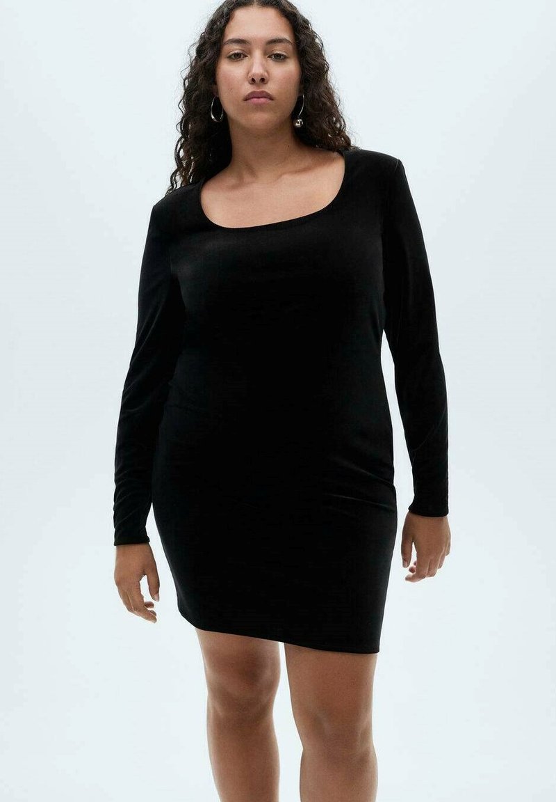 Rochie neagră cu mâneci lungi, într-un design ajustat, cu decolteu rotund, realizată dintr-un material neted. Stil minimalist, fără modele vizibile sau accesorii metalice.