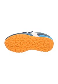 Niebieskie i białe buty sportowe z teksturowaną pomarańczową gumową podeszwą, z wzorzastym bieżnikiem zapewniającym przyczepność. Zapięcie na rzep i miękkie materiały wierzchnie.