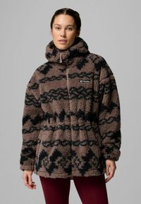 Giacca in fleece con cappuccio; tessuto marrone testurizzato con motivi a zigzag neri; chiusura con zip; tasche laterali incluse.