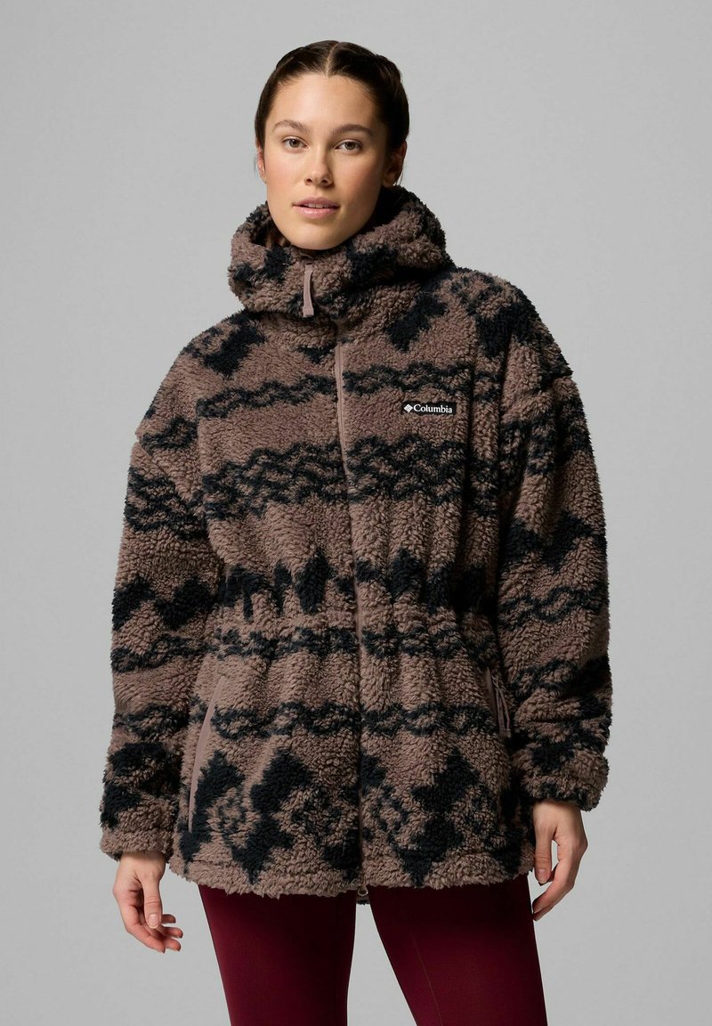 Giacca in fleece con cappuccio; tessuto marrone testurizzato con motivi a zigzag neri; chiusura con zip; tasche laterali incluse.