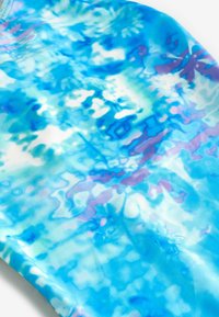 Blauw en paarse atletische stof met een gladde textuur, met een mix van abstracte vormen en vloeiende kleurverlopen.
