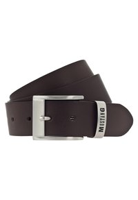 Cinturón de cuero marrón con hebilla de metal plateado, tamaño ajustable con agujeros y un acento de logo en el lazo del cinturón.