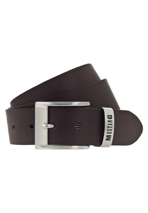Ceinture en cuir marron avec une boucle en métal argenté, taille ajustable avec des trous, et un accent de logo sur la boucle de ceinture.
