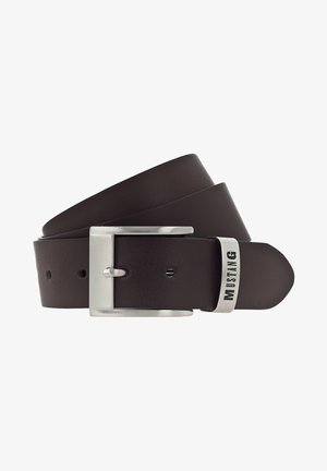 Ceinture en cuir marron avec une boucle en métal argenté, taille ajustable avec des trous, et un accent de logo sur la boucle de ceinture.