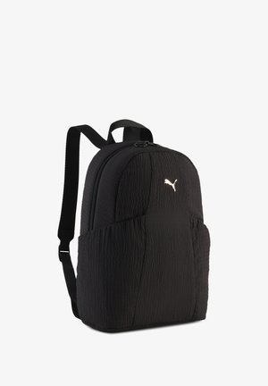 Must Puma seljakott tekstuurse kangaga, kahe lukuga põhisahtlis, küljetaskudega ja reguleeritavate õlarihmadega.