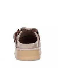 Sandal in suede beige con cinturino posteriore e suola a strati in marrone chiaro con dettagli testurizzati. Accentuato da una piccola fibbia.