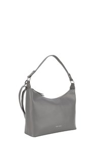 Borsa a tracolla grigia in pelle con una texture liscia, una forma curva e una tracolla removibile. Presenta una chiusura con zip e un branding discreto.