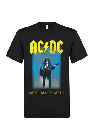 Sort bomulds t-shirt med et grafisk print af en guitarist iført en flerfarvet hat, med et gult AC/DC-logo og teksten "WHO MADE WHO" nedenfor.