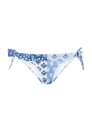 Fondo bikini blu a motivi con vari disegni floreali, allacciature ai lati e sezioni di tessuto blu chiaro e scuro.