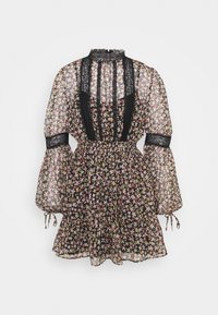 Zwarte bloemenjurk van doorzichtig materiaal, lange pofmouwen, kantaccenten en een elastische taille. Heeft een geplooide hoge halslijn en bloemenpatroon.