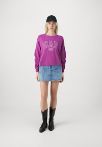 GAP FASHION LOGO - Ikdienas džemperis - cattelya orchid