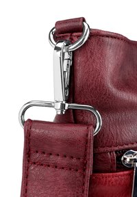 Burgundská kabelka z umělé kůže s texturovaným povrchem, vybavená stříbrným kovovým zapínáním a popruhem, zdobená červenými stehy.