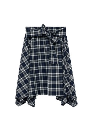Jupe asymétrique à carreaux bleu marine et blanc avec une taille haute et une ceinture nouée à l'avant.