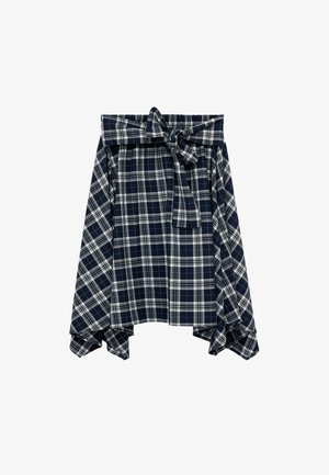 Jupe asymétrique à carreaux bleu marine et blanc avec une taille haute et une ceinture nouée à l'avant.