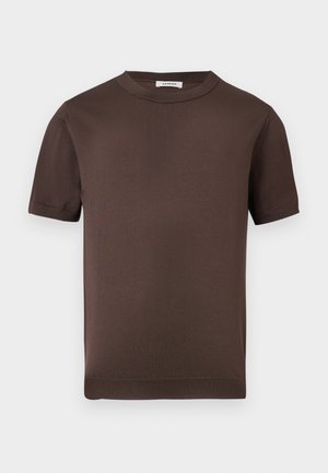 Καφέ κοντομάνικο πλεκτό μπλουζάκι με στρογγυλή λαιμόκοψη, ριμπ λαιμό και μανσέτες, απεικονισμένο σε απλό ανοιχτό γκρι φόντο.