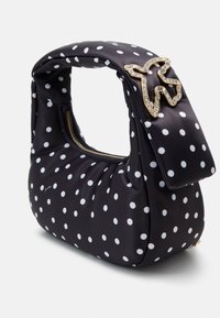 Czarna satynowa torba w białe kropki, o zaokrąglonym kształcie, z uchwytem do składania, złotym zamkiem błyskawicznym i zdobieniem z cyrkoniów w formie konturu.