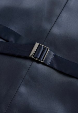 Navy satin kangas, yenye texture laini, ikionyesha maelezo ya mfululizo wa buckle wa metali. Kanga hiyo ina mwangaza kidogo na imepandwa.