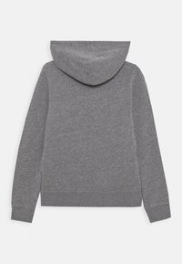 Grauer Kapuzenpullover aus weichem Stoff. Verfügt über lange Ärmel, eine gerundete Kapuze sowie gerippte Bündchen und Saum. Sauberes, minimalistisches Design.