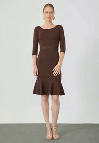 Brun figursyet knælang kjole med trekvartærmer, bælte i taljen og en udvidet nederkant; glat tekstur.