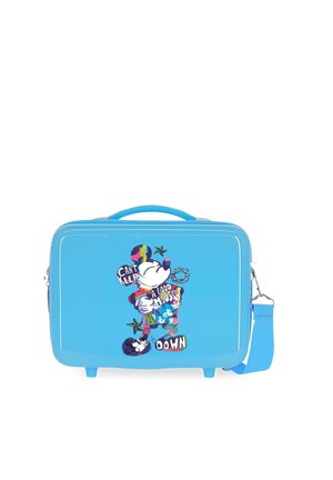 Maleta rígida de color azul brillante con un gráfico multicolor de Mickey Mouse y una correa ajustable para el hombro sobre un fondo blanco.