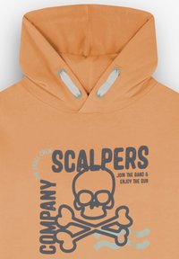 Orange hoodie med dragsko på huvan. Har en grafisk tryck av ett dödskalle och korslagda ben, samt text i mörkblått. Mjuk, texturerad tyg.
