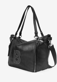 Bolso de mano de cuero negro con un acabado texturizado, que presenta un logo en forma de 'B' con tachuelas plateadas y bolsillos con cremallera. Incluye una correa para el hombro ajustable.