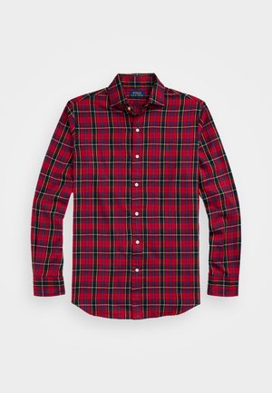 Chemise rouge à carreaux à manches longues avec boutons et col, avec des rayures jaunes, bleu marine et blanches, et une étiquette Polo Ralph Lauren à l'intérieur du col.