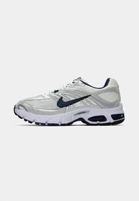 Nike buty biegowe z siateczkową cholewką w białym kolorze, niebieskimi akcentami i amortyzowaną podeszwą. Posiada okrągły czubek i fakturowane detale.