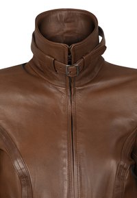 Chaqueta de cuero marrón con un alto cuello, cierre de cremallera y detalle de hebilla ajustable. Textura suave con costuras en los lados.