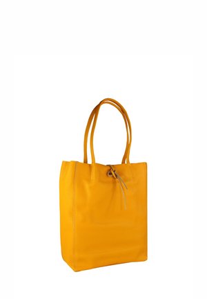 Gelbe Leder-Tote-Tasche mit zwei langen Griffen, glatter Textur und einem Kordelzugverschluss an der Oberseite. Quadratische Form, minimalistisches Design.