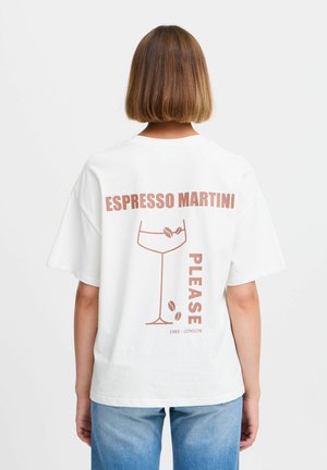 Hvid bomulds t-shirt med et brunt grafisk motiv af et cocktailglas med kaffebønner og teksten "ESPRESSO MARTINI PLEASE."