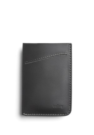 Portafoglio in pelle nera con slot per carte esterno inclinato, bordi cuciti e nome del marchio "bellroy" in rilievo nell'angolo in basso a destra.