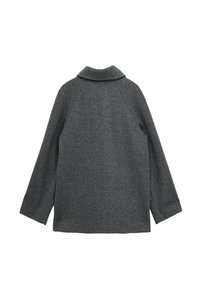 Abrigo de lana gris con un cuello clásico, corte holgado y mangas ranglán con un acabado texturizado. La vista trasera muestra líneas limpias y sin hardware visible.