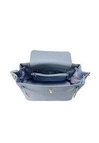 Borsa in pelle celeste chiaro con due scomparti principali, hardware dorato e una tasca interna con zip. Superficie esterna texturizzata.