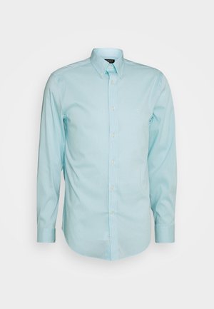 Lichtblauw overhemd met lange mouwen, knoopsluiting en een button-down kraag, voorzien van subtiele verticale strepen, gepresenteerd op een neutrale achtergrond.