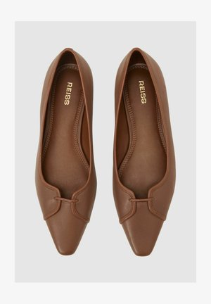 Brune læder flade sko med spids tå, der har et subtilt designdetalje på oversiden og en glat indvendig foring. Guldlogo indeni.