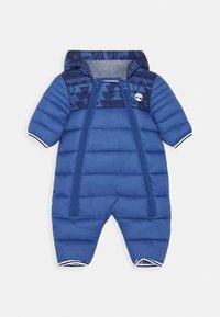 Niebieski, ocieplany kombinezon dla niemowląt z kapturem, dwiema przednimi zamkami, wzorzystymi ramionami i białym logo na klatce piersiowej.
