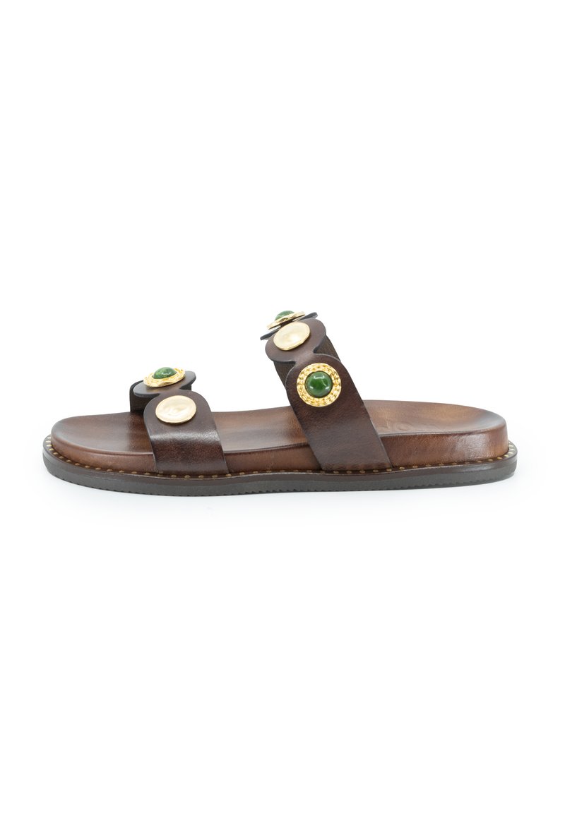 Sandalo a scivolo in pelle marrone con due fasce larghe, decorato con tre accessori circolari in oro e verde. Suola piatta.