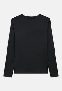 Μαύρο πουκάμισο με μακριά μανίκια και στρογγυλή λαιμόκοψη, κατασκευασμένο από απαλό ύφασμα. Διαθέτει απλό σχέδιο χωρίς εμφανή μοτίβα ή διακοσμήσεις.