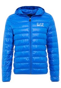 Niebieska pikowana kurtka z kapturem, z zamkiem błyskawicznym i poziomym pikowaniem. Materiał ma błyszczące wykończenie, z logo na piersi.