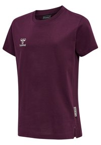 Bordeaux-kleurige katoenen T-shirt met korte mouwen, ronde hals en een subtiele geborduurde logo op de borst. Heeft zij-splitten aan de onderkant.